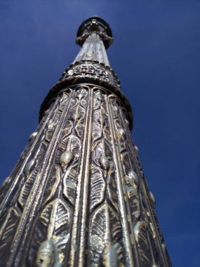 Paris, Fransa 'da bronz kolon. Eski süs ile yüksek sütun