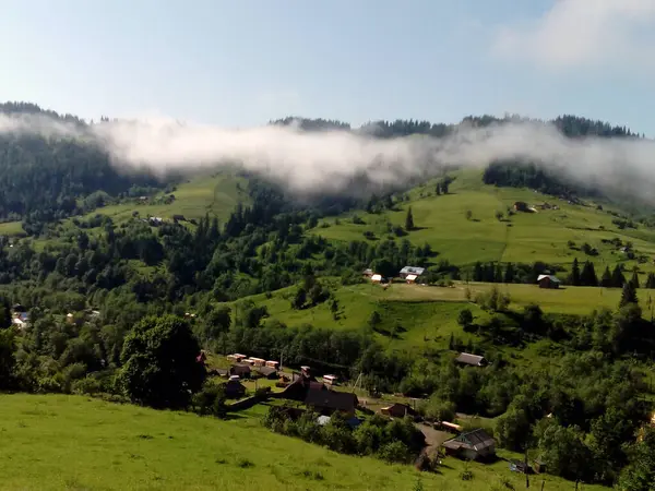 飞越白云和山中的小村庄 自然鸟图 — 图库照片