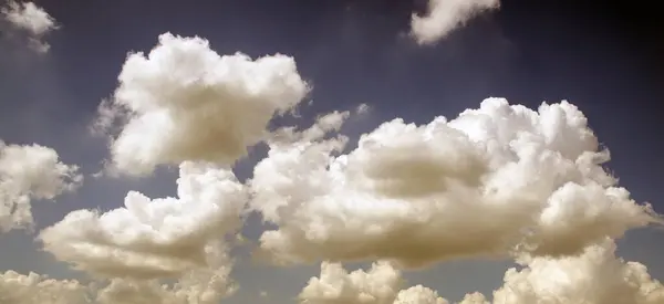 구름은 하늘에 는입니다 영적인 명상과 평온의 분위기 — 스톡 사진
