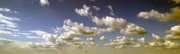 Fehér Bolyhos Felhők Repülnek Égen Sok Más Felhők Fehér Felhő — Stock Fotó