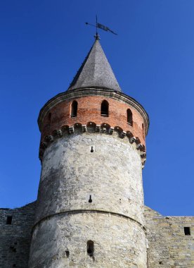 Ukrayna'da Kamianets-Podilskyi Kalesi (Xiv yüzyıl) tuğla duvar ve kule. Ortaçağ tahkimatı