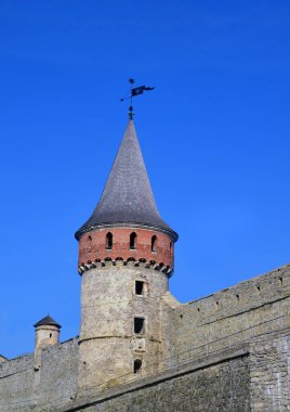 Ukrayna'da Kamianets-Podilskyi Kalesi (Xiv yüzyıl) eski tuğla duvar ve kule. Ortaçağ tahkimatı