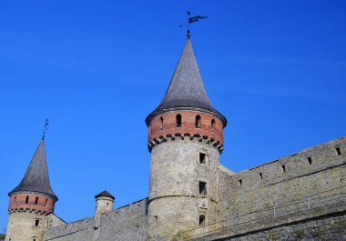 Ukrayna'da Kamianets-Podilskyi Kalesi (Xiv yüzyıl) tuğla duvar ve kule. Ortaçağ tahkimatı