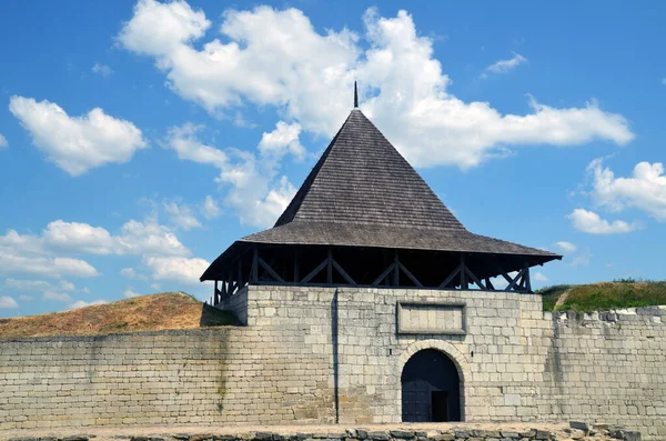 Eski Kale Kule Taş Duvar Ortaçağ Giriş Kapıları Yaz Mavi — Stok fotoğraf