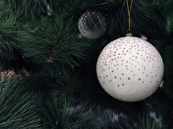 Γούνα Κλαδιά Δέντρο Παιχνίδια Των Χριστουγέννων Δέντρο Της Πρωτοχρονιάς Κοντά — Φωτογραφία Αρχείου