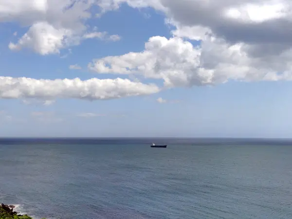 Statek Towarowy Otwartym Wzburzonym Morzu Ciężkie Deszczowe Tło Nieba — Zdjęcie stockowe