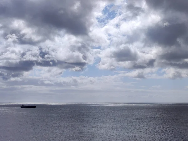 Nákladní Loď Otevřeném Bouřlivém Moři Silné Deštivé Nebe Pozadí — Stock fotografie
