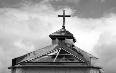 Siyah ve beyaz kilise inşaatı ve gökyüzü