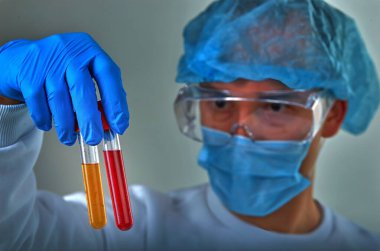 Koronavirüs COVID19, HIV, ebola ya da diğer tehlikeli enfeksiyonlar için kan testi yapan maskeli bir doktor. Tıbbi geçmiş, enstrümanlar, şablon, duvar kağıdı. Coronavirus hastalığı konsepti