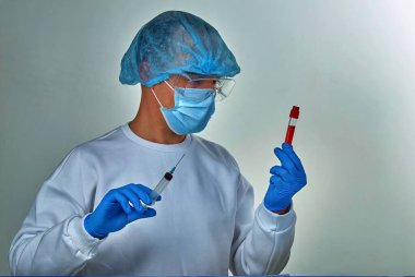 Kan testi tüpleri, koronavirüs COVID19, HIV, ebola veya diğer tehlikeli enfeksiyonları tutan maskeli bir doktor. Tıbbi geçmiş, enstrümanlar, şablon, duvar kağıdı. Coronavirus hastalığı konsepti. Doktor portresi