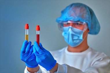Kan testi tüpleri, koronavirüs COVID19, HIV, ebola veya diğer tehlikeli enfeksiyonları tutan maskeli bir doktor. Tıbbi geçmiş, enstrümanlar, şablon, duvar kağıdı. Coronavirus hastalığı konsepti. Doktor portresi