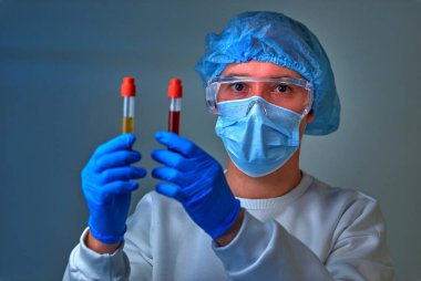 Kan testi tüpü, koronavirüs COVID19, HIV, ebola veya diğer tehlikeli enfeksiyonları tutan maskeli bir doktor. Tıbbi geçmiş, enstrümanlar, şablon, duvar kağıdı. Coronavirus hastalığı konsepti. Doktor portresi