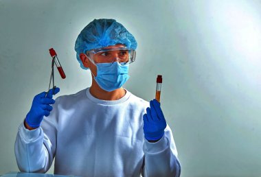 Koronavirüs COVID19, HIV, ebola ya da diğer tehlikeli enfeksiyonlar için kan testi yapan maskeli bir doktor. Tıbbi geçmiş, şablon, duvar kağıdı. Coronavirus hastalığı konsepti