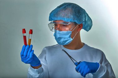 Koronavirüs COVID19, HIV, ebola ya da diğer tehlikeli enfeksiyonlar için kan testi yapan maskeli bir doktor. Tıbbi geçmiş, enstrümanlar, şablon, duvar kağıdı. Coronavirus hastalığı konsepti