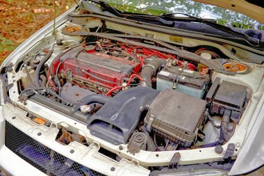 Kaputu açık araba motoru. Araba servisi kavramsal fotoğrafı
