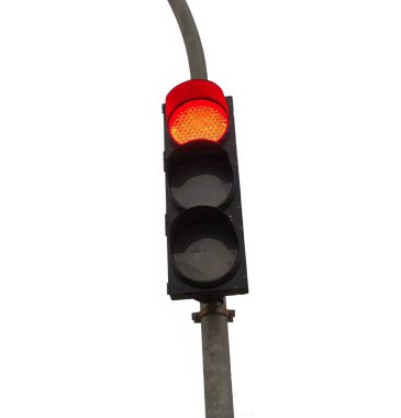 Trafik ışıkları beyaz arka planda izole edilmiş. Kesişen yol kırmızı ışık fotoğrafı