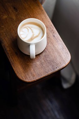 Bir fincan kahve, kahve saati fotoğrafı.