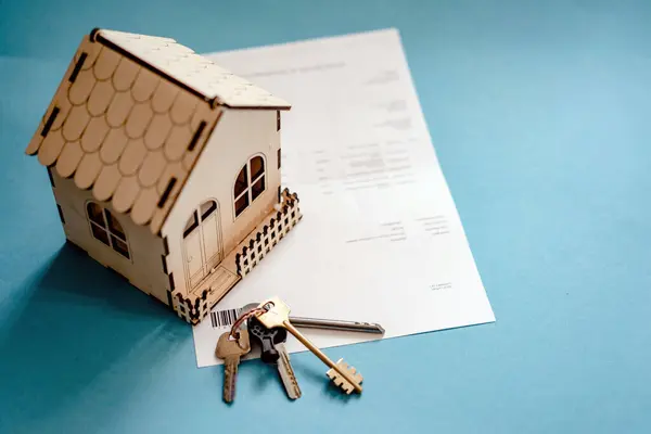 Evin Anahtarları Yakın Görüntüde Evin Arka Planını Satın Almak Emlak — Stok fotoğraf
