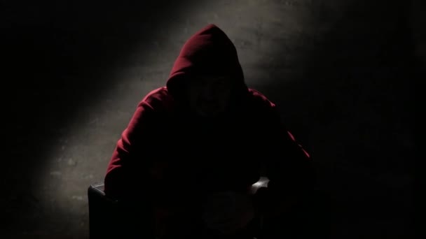 Uomo Anonimo Video Intervista Cappuccio Uomo Misterioso Seduto Una Sedia — Video Stock