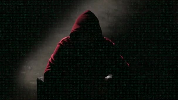 フードのインタビュービデオ映像の匿名の男 椅子に座って話している謎の男 見える顔映像のない匿名のハッカーインタビュー コンピュータハッカーの概念的な背景 — ストック動画