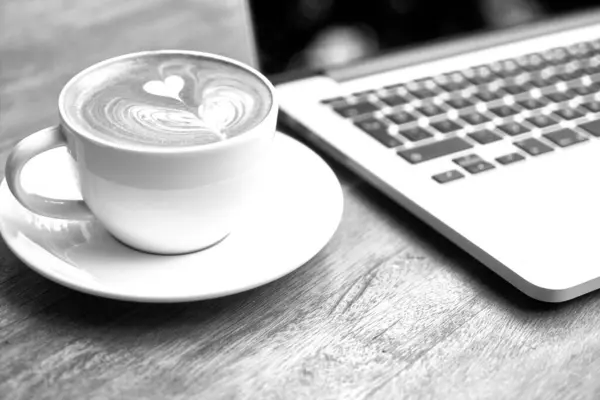 コーヒーカップ ベールを閉じる 黒と白の写真背景 テーブル上の紅茶やコーヒーのカップ — ストック写真
