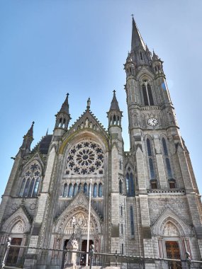 İrlanda 'daki eski katolik katedral binası. Hıristiyan kilisesi, antik gotik mimari