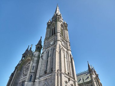 İrlanda 'daki eski katolik katedral binası. Hıristiyan kilisesi, antik gotik mimari