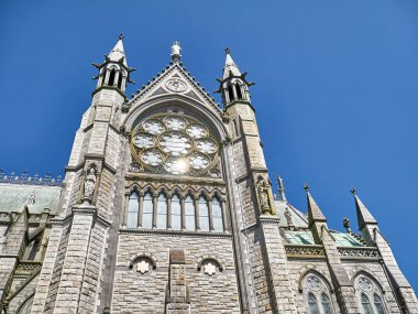 İrlanda 'daki eski katolik katedral binası. Hıristiyan kilisesi, antik gotik mimari