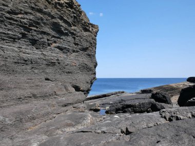 Kayalıklar ve Atlantik Okyanusu, bulutlar, kayalar ve laguna, doğadaki güzellik. Tatil gezisi rahatlama arkaplanı