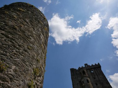 Eski Kelt kale arka planı, İrlanda 'daki Blarney kalesi, eski Kelt kalesi.