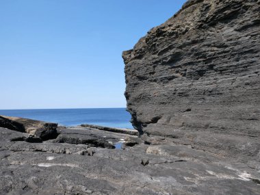 Kayalıklar ve Atlantik Okyanusu, kayalıklar ve laguna, doğadaki güzellik. Tatil gezisi rahatlama arkaplanı
