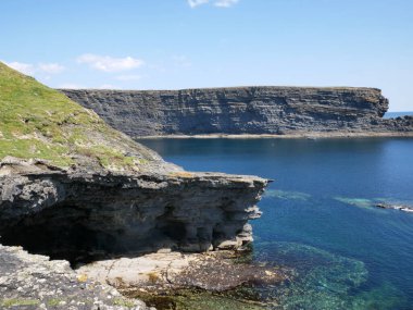 Kayalıklar ve Atlantik Okyanusu, kayalar ve laguna, doğadaki güzellik. Yaz tatili geçmişi