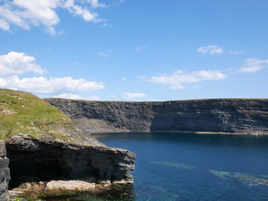 Kayalıklar ve Atlantik okyanusu arka planı, kayalar ve laguna, doğadaki güzellik. Tatil gezisi duvar kağıdı