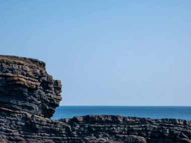 Kayalıklar ve Atlantik okyanusu arka planı, kayalar ve laguna, doğadaki güzellik. Tatil gezisi duvar kağıdı