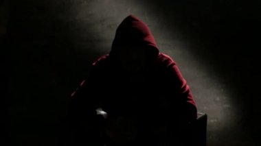 Mahalle röportajı görüntülerindeki isimsiz bir adam. Sandalyede oturup konuşan gizemli bir adam. Görünür yüzü olmayan isimsiz hacker röportajı, bilgisayar korsanı kavramsal geçmişi