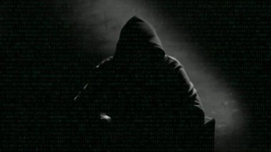 Mahalle röportajı görüntülerindeki isimsiz bir adam. Sandalyede oturup konuşan gizemli bir adam. Görünür yüzü olmayan isimsiz hacker röportajı, bilgisayar korsanı kavramsal geçmişi