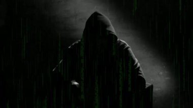 Mahalle röportajı görüntülerindeki isimsiz bir adam. Sandalyede oturup konuşan gizemli bir adam. Görünür yüzü olmayan isimsiz hacker röportajı, bilgisayar korsanı kavramsal geçmişi