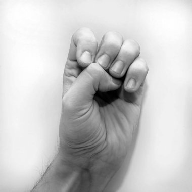 Sağırlar için Amerikan İşaret Dili E harfi (ASL), bir elin siyah ve beyaz tek renkli fotoğrafı