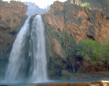 Şelale ve dağ nehri arkaplanı. Doğal çevre manzarası