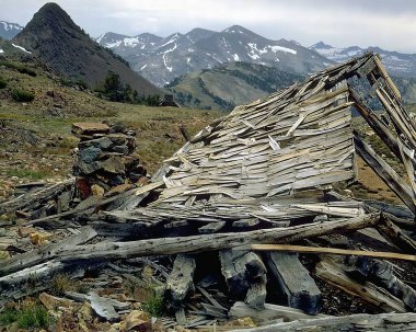Dağlar arka planda. Yüksek dağlar, kayalar ve tepeler