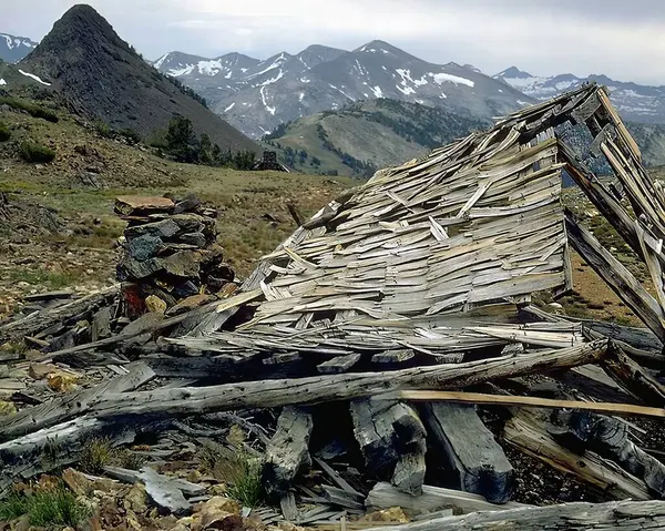 Dağlar arka planda. Yüksek dağlar, kayalar ve tepeler