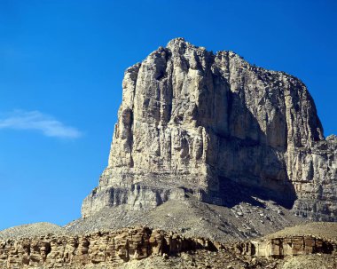 Dağlar arka planda. Yüksek dağlar, kayalar ve tepeler