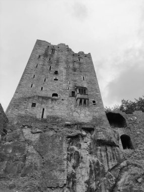 İrlanda 'da kayaların üzerinde duran Blarney kalesi, eski Kelt kale duvarları arka plan