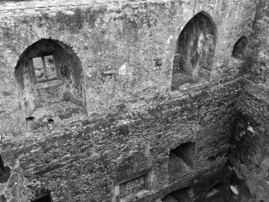 İrlanda 'daki Blarney kalesinin duvarları ve pencereleri, eski Kelt kalesi ve kalesi