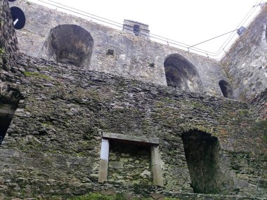 İrlanda 'daki Blarney kalesinin duvarları ve pencereleri, eski Kelt kalesi ve kalesi