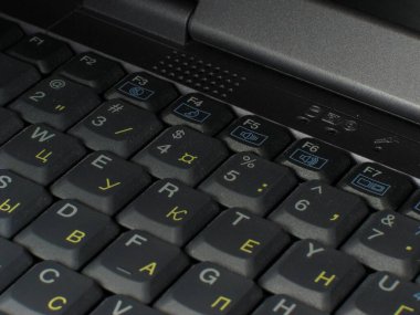 Laptop klavye kapatma arkaplanı. Rus klavyesi ve İngilizce harfler