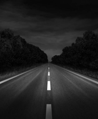 Gece yolu geçmişi. Gece boş otoban, araba çizimi. Siyah beyaz fotoğraf