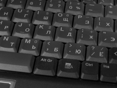 Laptop klavye kapatma arkaplanı. Rus klavyesi ve İngilizce harfler. Siyah beyaz fotoğraf