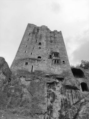 İrlanda 'da kayaların üzerinde duran Blarney kalesi, eski Kelt kale duvarları arka plan