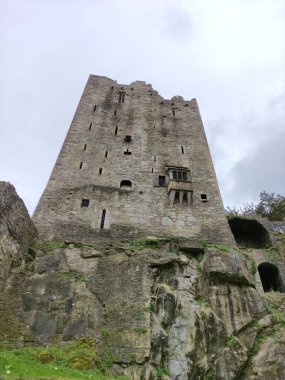 İrlanda 'da kayaların üzerinde duran Blarney kalesi, eski Kelt kale duvarları arka plan